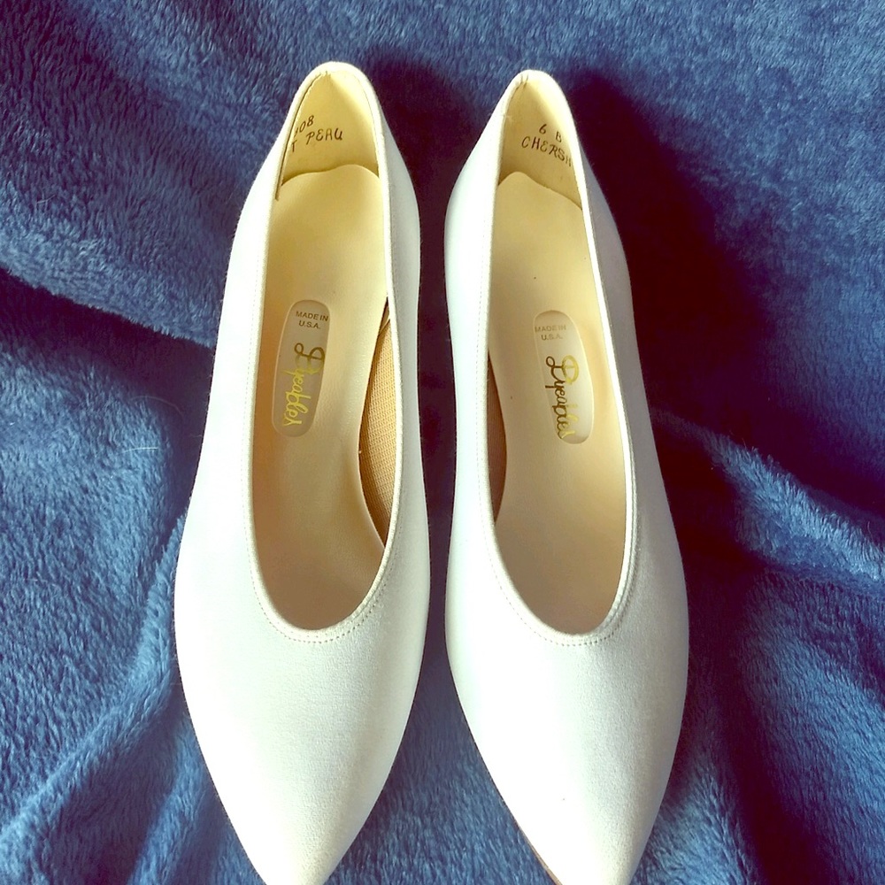 Dyeables women’s dress shoes new in box
